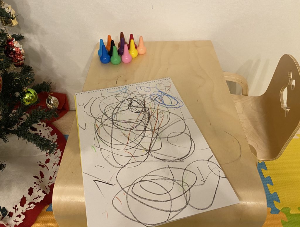 子どもサイズの机と椅子